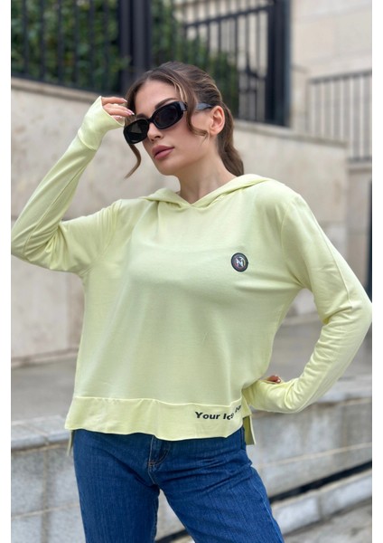 Kadın Fıstık Yeşil Uzun Kol, Yırtmaç Detaylı, Arma ve Yazı Detaylı, Kapüşonlu Sweatshirt Bluz