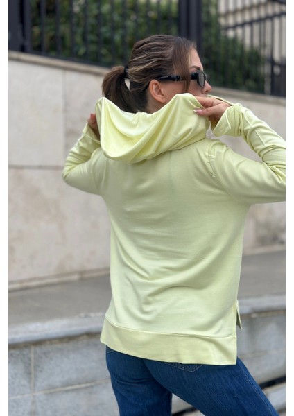 Kadın Fıstık Yeşil Uzun Kol, Yırtmaç Detaylı, Arma ve Yazı Detaylı, Kapüşonlu Sweatshirt Bluz