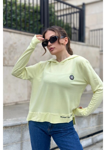 Kadın Fıstık Yeşil Uzun Kol, Yırtmaç Detaylı, Arma ve Yazı Detaylı, Kapüşonlu Sweatshirt Bluz