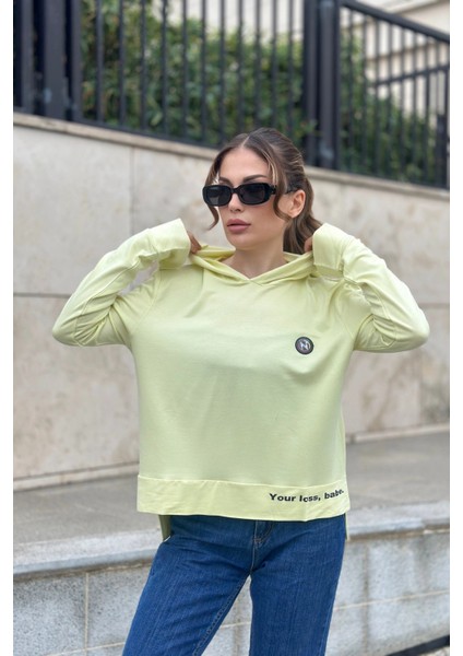 Kadın Fıstık Yeşil Uzun Kol, Yırtmaç Detaylı, Arma ve Yazı Detaylı, Kapüşonlu Sweatshirt Bluz