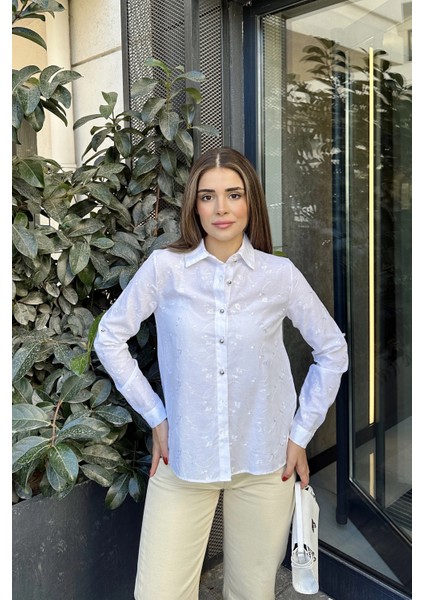 Kadın Beyaz Uzun Kol Silver Düğme Detaylı Nakış Işlemeli Klasik Gömlek fırsatları