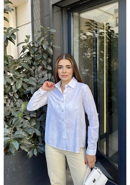 Kadın Beyaz Uzun Kol Silver Düğme Detaylı Nakış Işlemeli Klasik Gömlek indirimleri