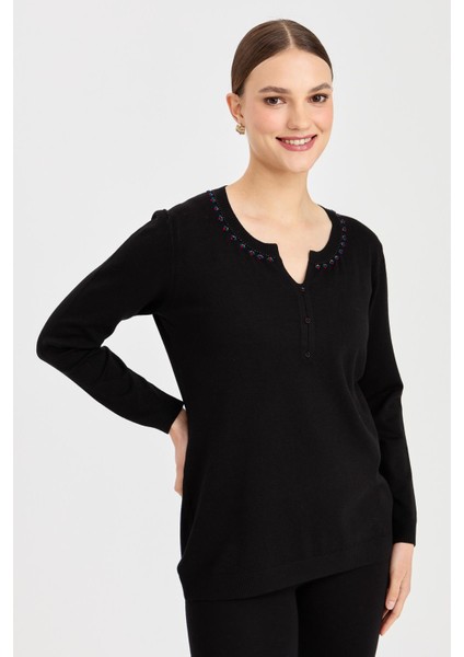 Kadın Açma Yaka Renkli Tohum Işlemeli Bluz Siyah
