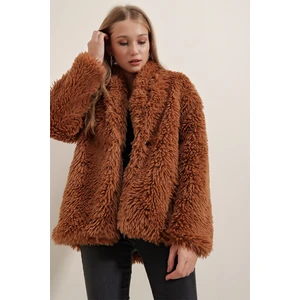 Kadın Kahverengi Peluş Kaban – %100 Polyester, Yumuşak Dokulu, Düz Desenli, Şık ve Sıcak Kışlık