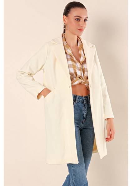 Kadın Krem Kaşe Kaban – %100 Polyester, Uzun Kollu, Düz Desen, Şık ve Sıcak Kışlık Dış Giyim