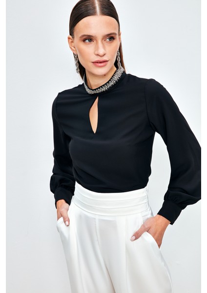 Yaka Aksesuarlı Bluz - Siyah