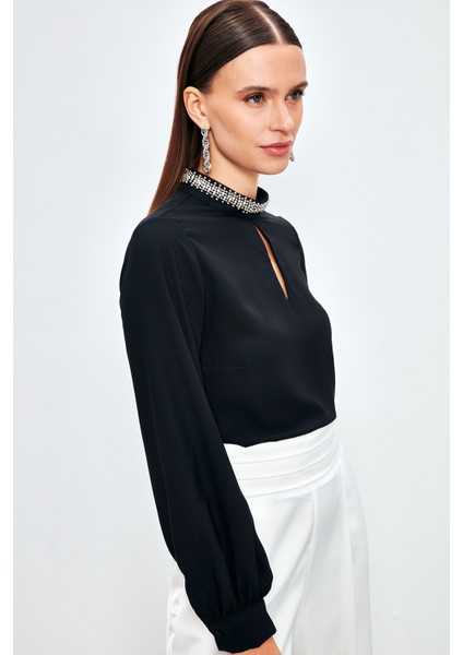 Yaka Aksesuarlı Bluz - Siyah fırsatları