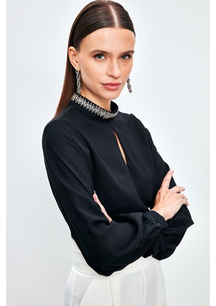 Yaka Aksesuarlı Bluz - Siyah indirimleri