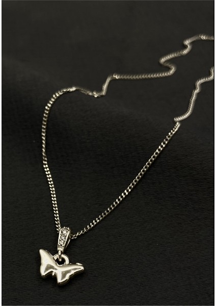 Gümüş Renk Kelebek Desenli Zirkon Kolye