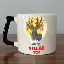 Mor Mürekkep Mutlu Yıllar 2024 Geyik Baskılı Siyah Kulplu D Yılbaşı Kupası
