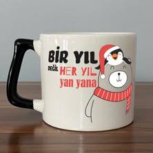 Mor Mürekkep Bir Yıl Değil Her Yıl Yan Yana Penguen Baskılı Siyah Kulplu D Yılbaşı Kupası