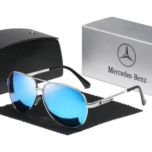 Polarize Gözlükle Araba Kullanan Erkek ve Kadın (Yurt Dışından)