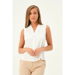 önü aksesuarlı kolsuz bluz