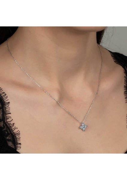Swarovski Taşlı Gümüş Çiçek Bayan Kolye