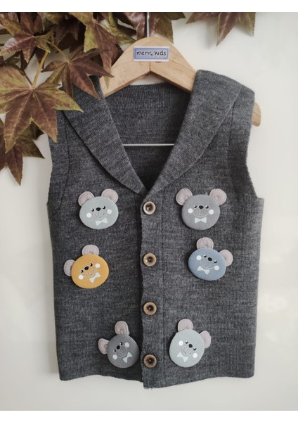 Kabartmalı Ayıcık Aksesuarlı Düğmeli Triko Yelek