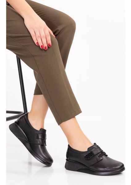 Kadın Deri Siyah Anatomik Taban Rahat Lastik Bağcıklı Ayakkabı
