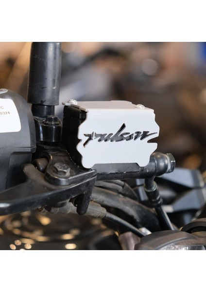 Bajaj Pulsar N250 Ön Fren Hidrolik Kutusu Koruma