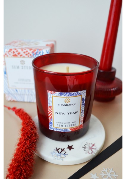 Sum Studıo Kırmızı Sekoya Kokulu Pamuk Fitilli Yılbaşı Mumu 180 gr