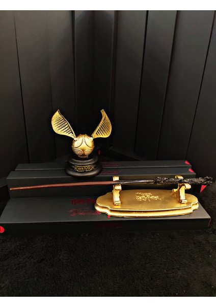 Harry Potter Golden Snitch ve Standlı Asa Seti