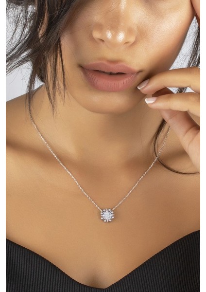 925 Ayar Swarovski Taşlı Yıldız Tasarım Rodyum Kaplamalı Gümüş Kolye