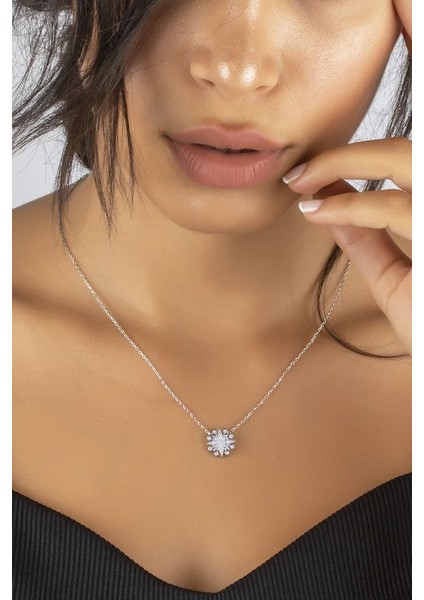 925 Ayar Swarovski Taşlı Yıldız Tasarım Rodyum Kaplamalı Gümüş Kolye fırsatları
