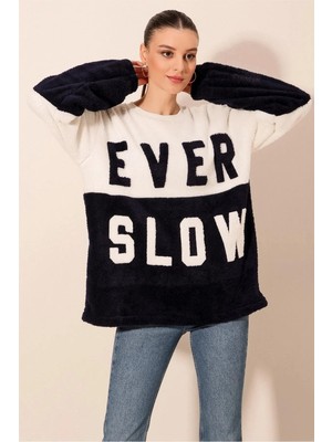 Hazelin Kadın Lacivert Beyaz Blok Ever Slow Baskılı Rahat Peluş Sweatshirt HZL23W-BD1554781
