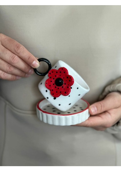 Kırmızı Benekli Çiçek Mug