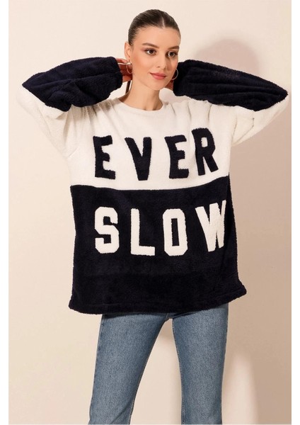 Kadın Lacivert Beyaz Blok Ever Slow Baskılı Rahat Peluş Sweatshirt HZL23W-BD1554781