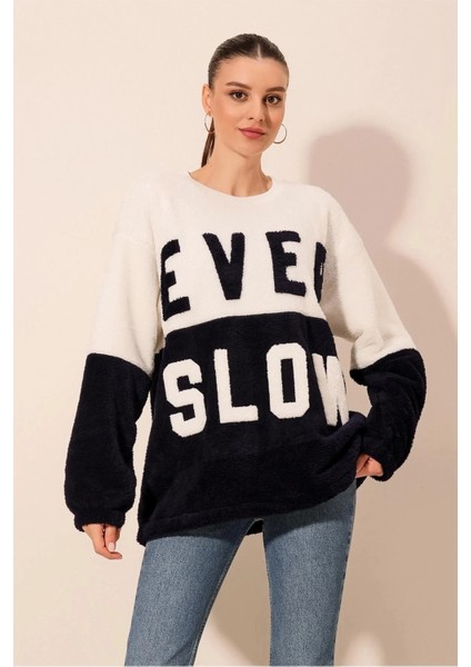 Kadın Lacivert Beyaz Blok Ever Slow Baskılı Rahat Peluş Sweatshirt HZL23W-BD1554781 indirimleri