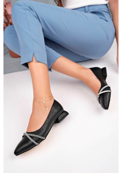 Alçak Topuk Sivri Kalıp Siyah Cilt Kadın Ayakkabı