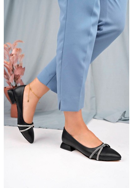 Alçak Topuk Sivri Kalıp Siyah Cilt Kadın Ayakkabı modelleri