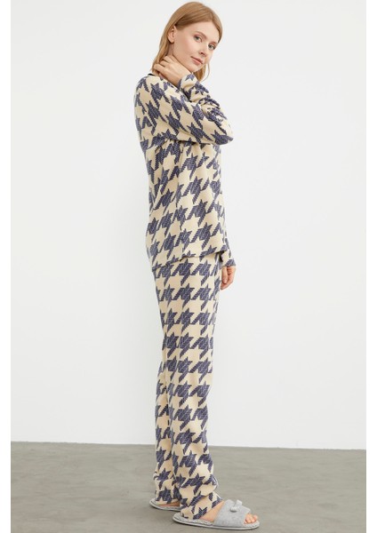 Sıfır Yaka Desenli Polar Pijama Takım - Ekru