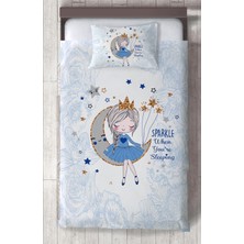Mekta Home Bebek ve Çocuk Odası Ayda Oturan Kız Desenli Mavi Motifli Yatak Örtüsü