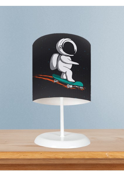 Bebek ve Çocuk Odası Kaykaylı Astronot Desenli Abajur