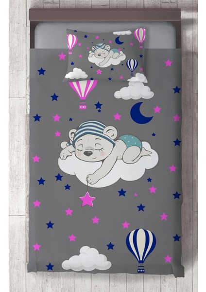 Bebek ve Çocuk Odası Bulut Üzerinde Uyuyan Sevimli Ayı Desenli Gri Yatak Örtüsü