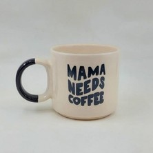 Mor Mürekkep Mama Needs Coffee Baskılı Siyah Kulplu P Kupa