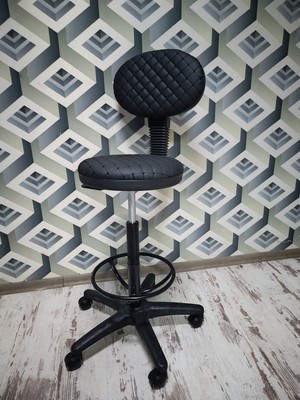 Dopa Baklava Desenli Suni Deri Bar Sandalyesi Plastik Ayaklı Siyah