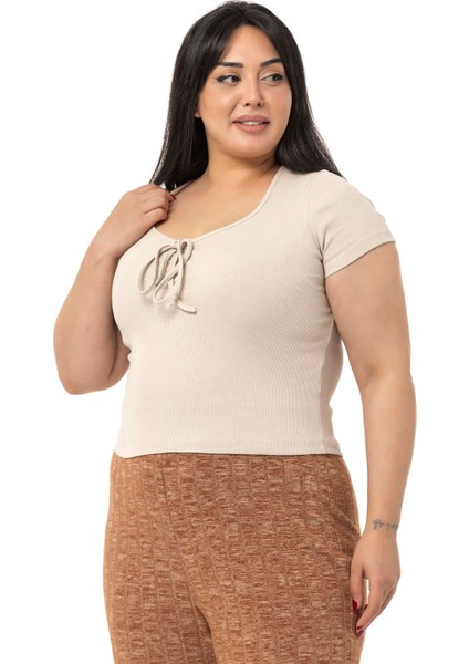 Büyük Beden Yarım Kollu Göğüste Bağcık Detaylı Kaşkorse Bej Rengi Body