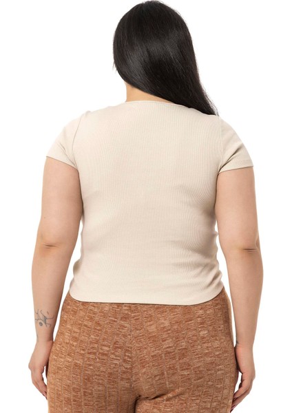 Büyük Beden Yarım Kollu Göğüste Bağcık Detaylı Kaşkorse Bej Rengi Body