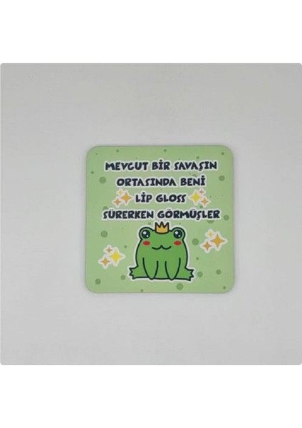 Lip Gloss Sürerken Görümüşler Baskılı Ahşap Bardak Altlığı