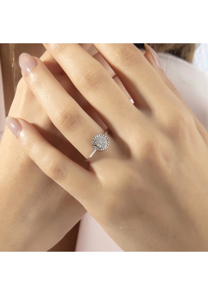 0.12 Ct F-G Vs-Si 2.05 gr 14 K Jwd Baget Yüzük