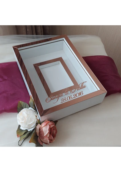 Verda Çerçeve 25X35 cm Fotoğraf Bölümlü Isimli Beyaz-Rose Yarı Pleksi Kaplamalı Derin Anı Çerçevesi! Gül Kutusu! Ledsiz