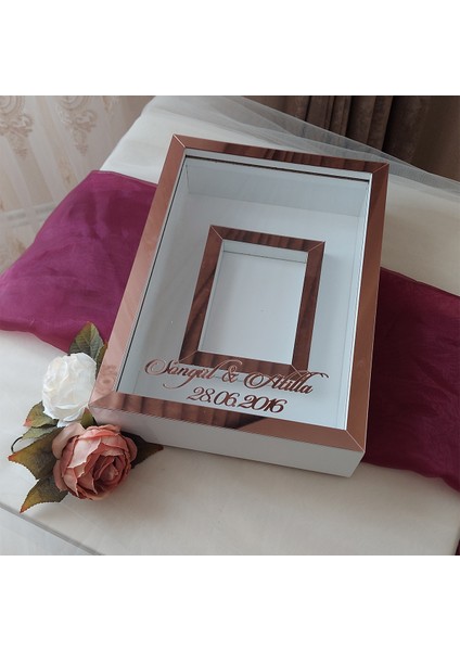 25X35 cm Fotoğraf Bölümlü Isimli Beyaz-Rose Yarı Pleksi Kaplamalı Derin Anı Çerçevesi! Gül Kutusu! Ledsiz