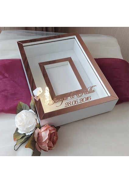 25X35 cm Fotoğraf Bölümlü Ledli Isimli Beyaz-Rose Yarı Pleksi Kaplamalı Derin Anı Çerçevesi! Gül Kutusu! fiyatları