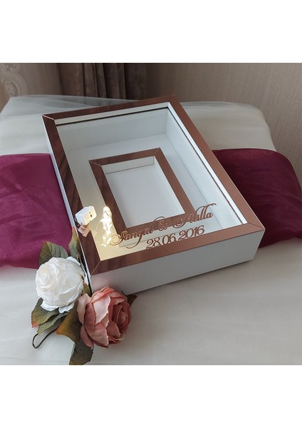 25X35 cm Fotoğraf Bölümlü Ledli Isimli Beyaz-Rose Yarı Pleksi Kaplamalı Derin Anı Çerçevesi! Gül Kutusu! fırsatları