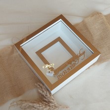 Verda Çerçeve 25X25 cm Fotoğraf Bölümlü Ledli Isimli Beyaz-Bronz Yarı Pleksi Kaplamalı Derin Anı Çerçevesi! Gül Kutusu!