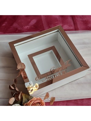 Verda Çerçeve 25X25 cm Fotoğraf Bölümlü Ledli Isimli Beyaz-Rose Yarı Pleksi Kaplamalı Derin Anı Çerçevesi! Gül Kutusu!