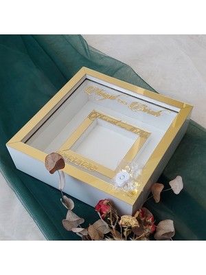 Verda Çerçeve 25X25 cm Fotoğraf Bölümlü Ledli Isimli Beyaz-Gold Yarı Pleksi Kaplamalı Derin Anı Çerçevesi! Gül Kutusu!