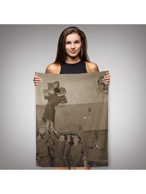 Ne Verelim Size Marlene Dietrich Tutkuyla Öpüşerek Ikinci Dünya Savaşından Eve Döndü Duvar Örtüsü - HALISI-5269