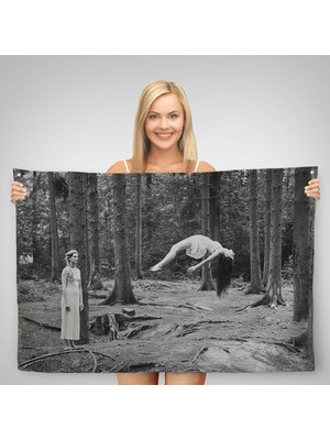 Ne Verelim Size Yerden Yükselen Büyücü Kadın Duvar ÖRTÜSÜ-HALISI-6575